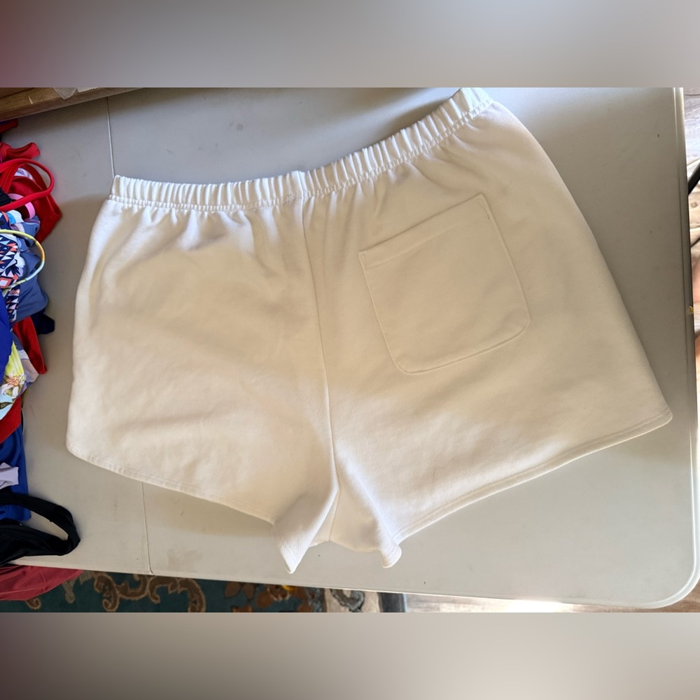 Wild Fable Women's High-Rise Fleece Shorts with Pockets White.
Size XXL - Picture 6 of 15